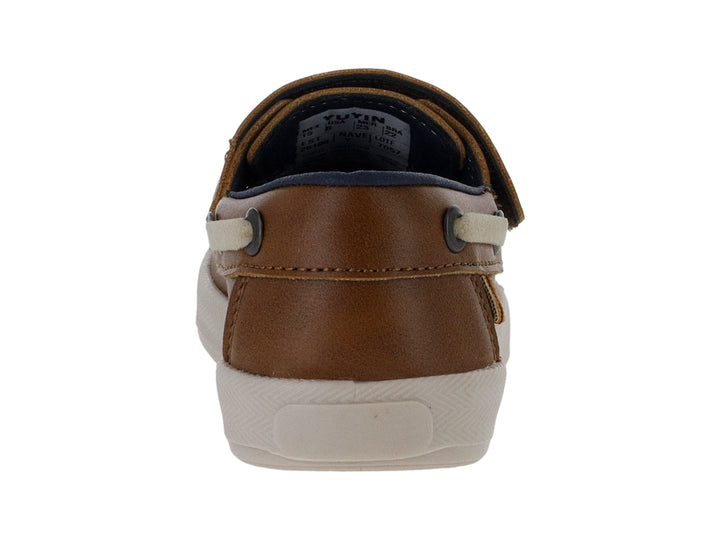 Zapato náutico infantil marca YUYIN en color marrón con suela blanca y cierre de velcro.