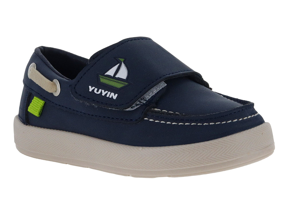 Zapato náutico infantil color azul marino con suela beige y pequeño detalle verde.