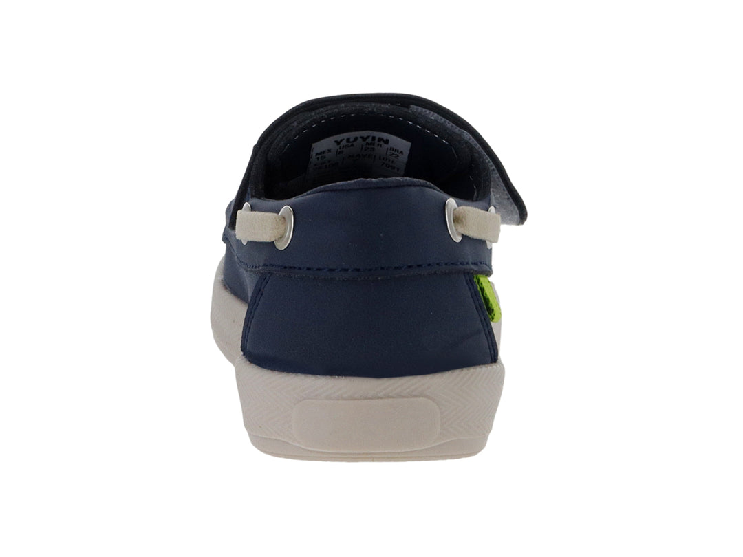 Zapato náutico infantil color azul marino con suela beige y pequeño detalle verde.
