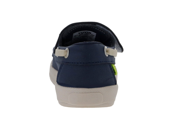 Zapato náutico infantil color azul marino con suela beige y pequeño detalle verde.