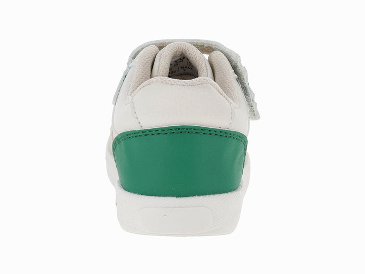 Tenis infantiles color beige con detalles en verde y un parche de dinosaurio en la lengüeta.