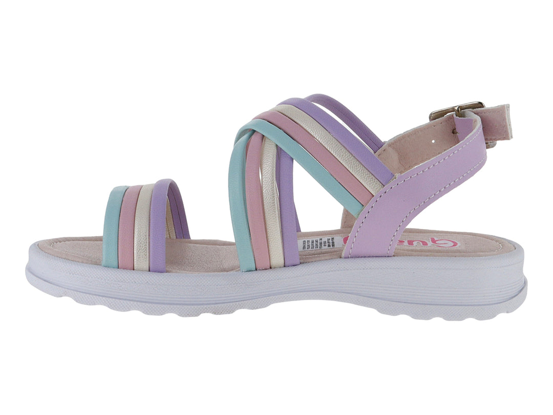 Sandalia infantil multicolor con tiras en lila, plata y azul claro y suela blanca.