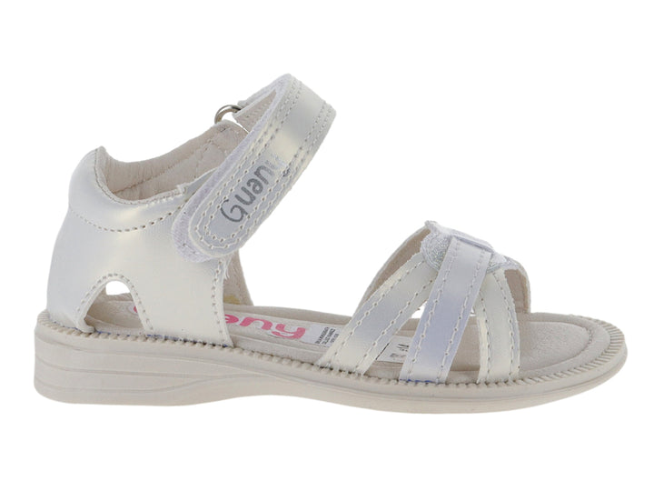 Sandalia blanca para niña de la marca Guany con acabado brillante y correa de ajuste con velcro.