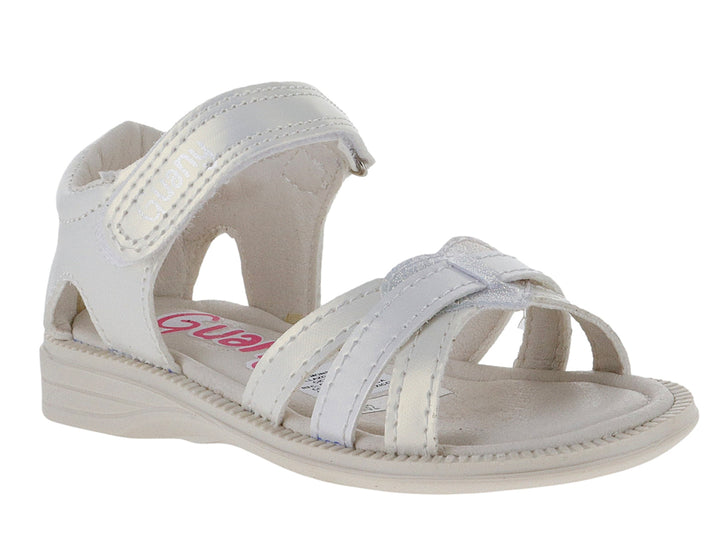 Sandalia blanca para niña de la marca Guany con acabado brillante y correa de ajuste con velcro.