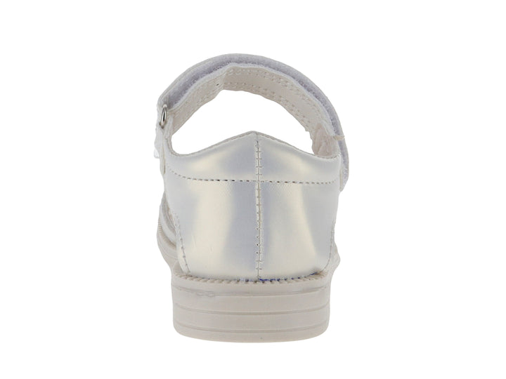 Sandalia blanca para niña de la marca Guany con acabado brillante y correa de ajuste con velcro.