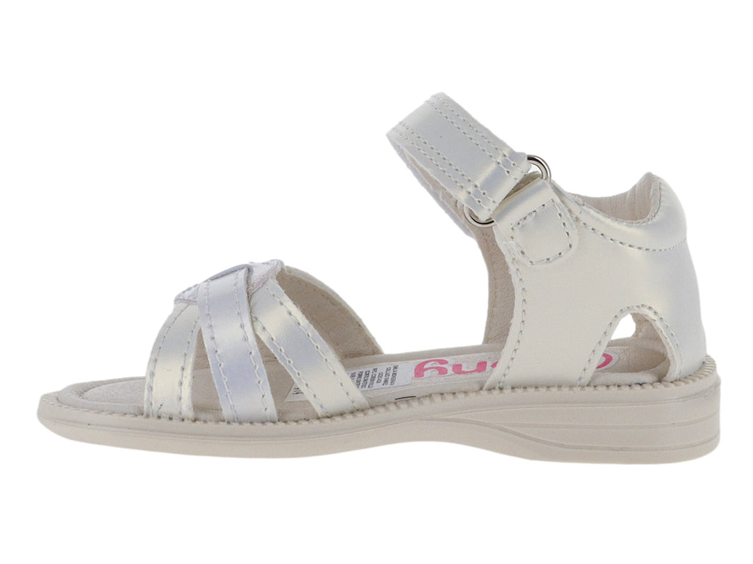 Sandalia blanca para niña de la marca Guany con acabado brillante y correa de ajuste con velcro.