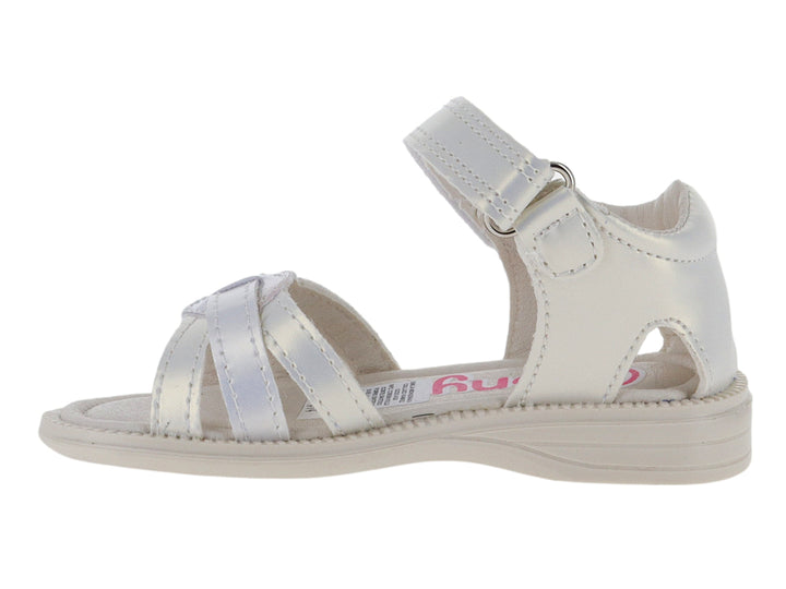 Sandalia blanca para niña de la marca Guany con acabado brillante y correa de ajuste con velcro.