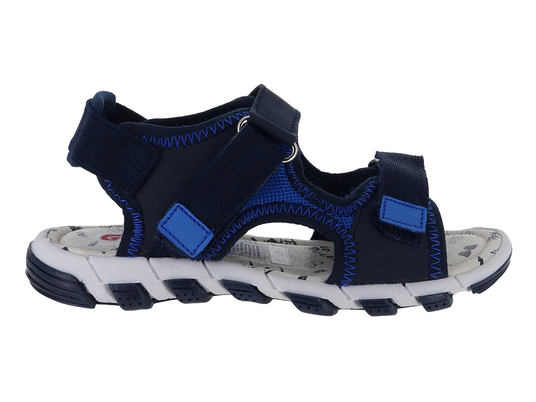 Sandalia deportiva para niño en color azul marino y blanco con correas de velcro y suela blanca.