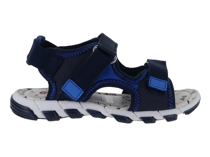 Sandalia deportiva para niño en color azul marino y blanco con correas de velcro y suela blanca.