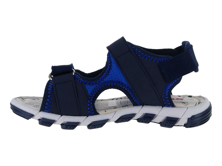 Sandalia deportiva para niño en color azul marino y blanco con correas de velcro y suela blanca.