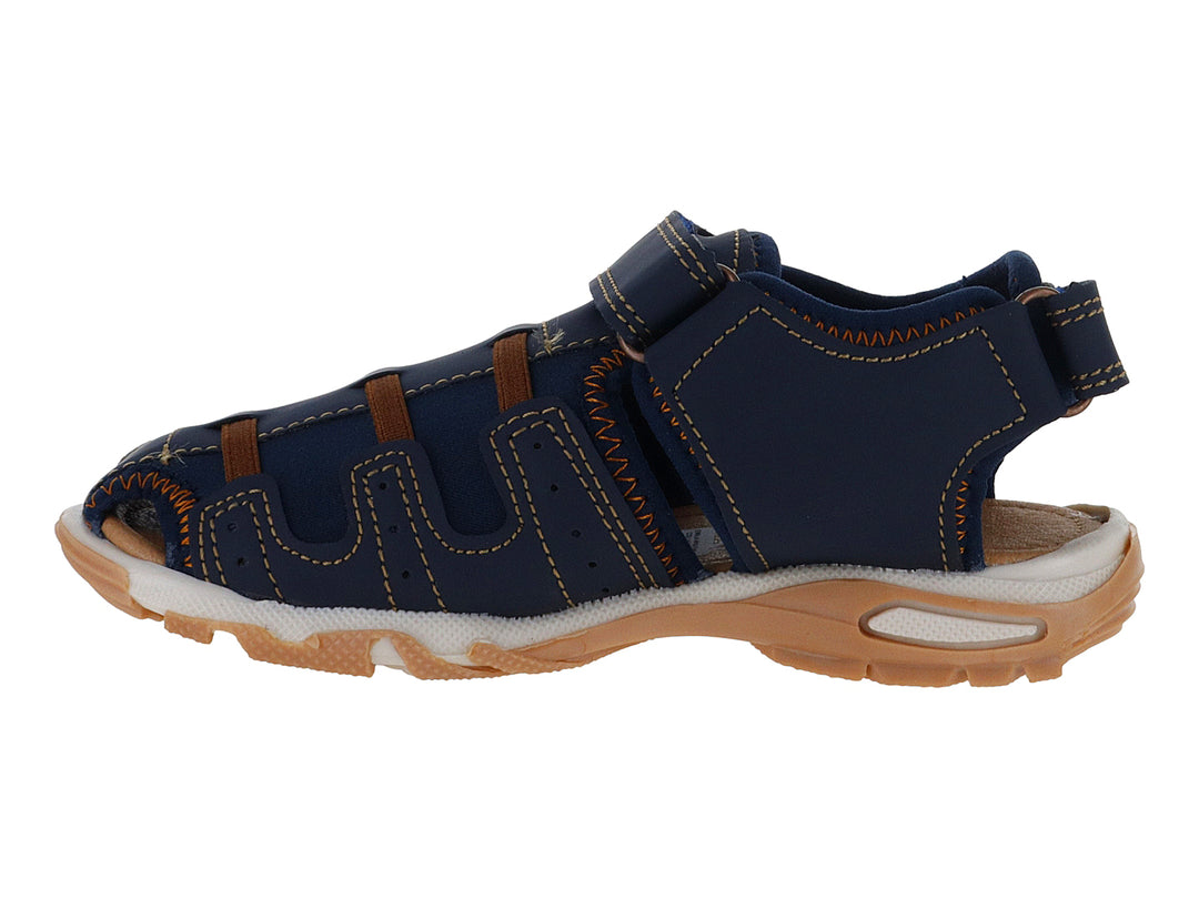 Sandalia cerrada Guany color azul marino con suela beige y cierres de velcro para niño.