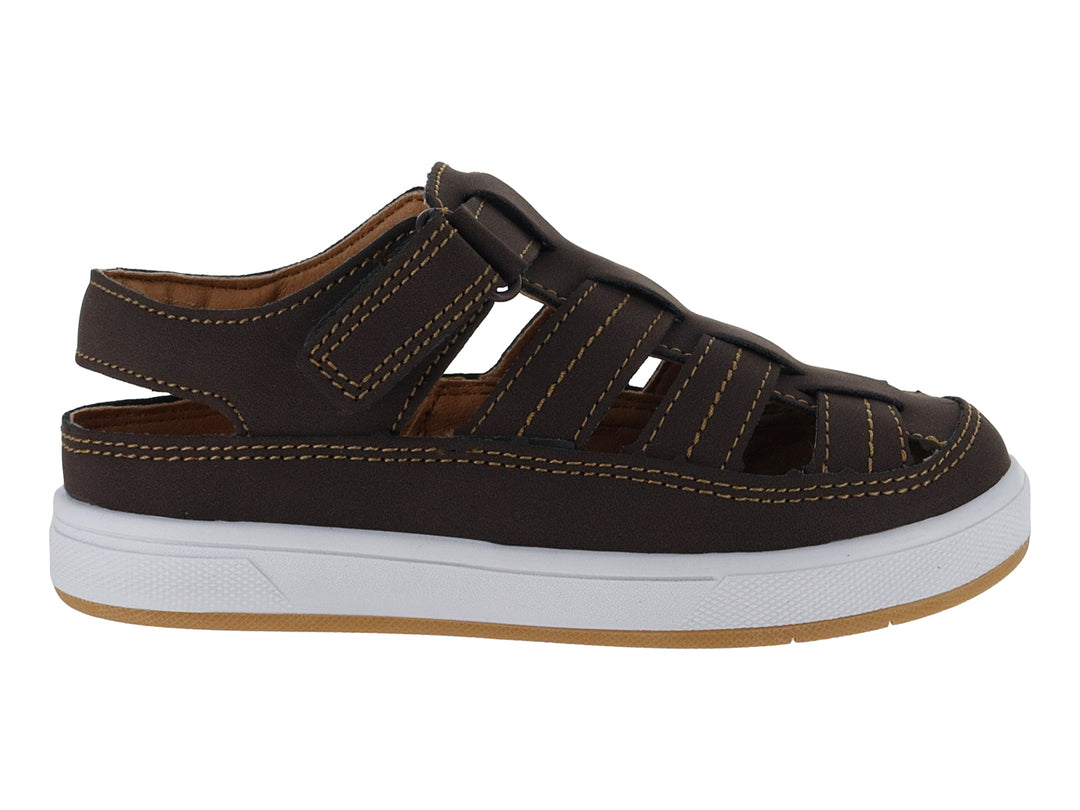 Sandalia cerrada color chocolate con suela blanca y correa ajustable.