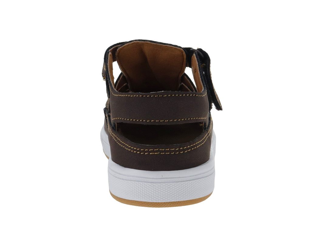 Sandalia cerrada color chocolate con suela blanca y correa ajustable.