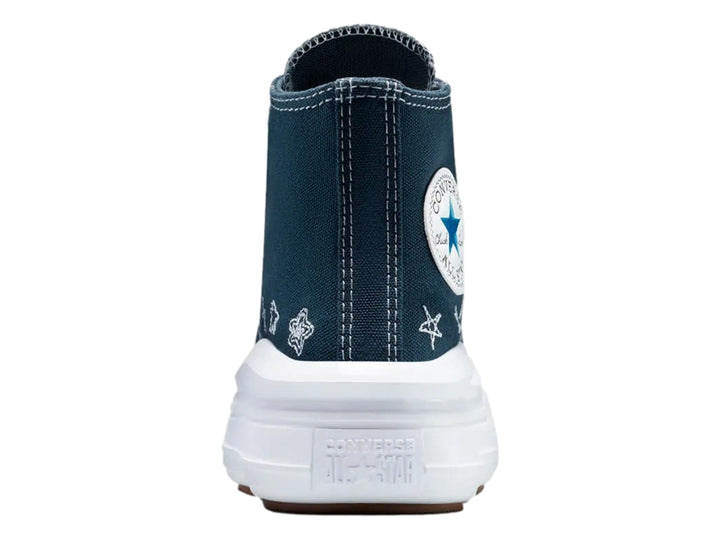 Tenis Converse azul marino de bota con plataforma blanca y detalles de estrellas blancas.