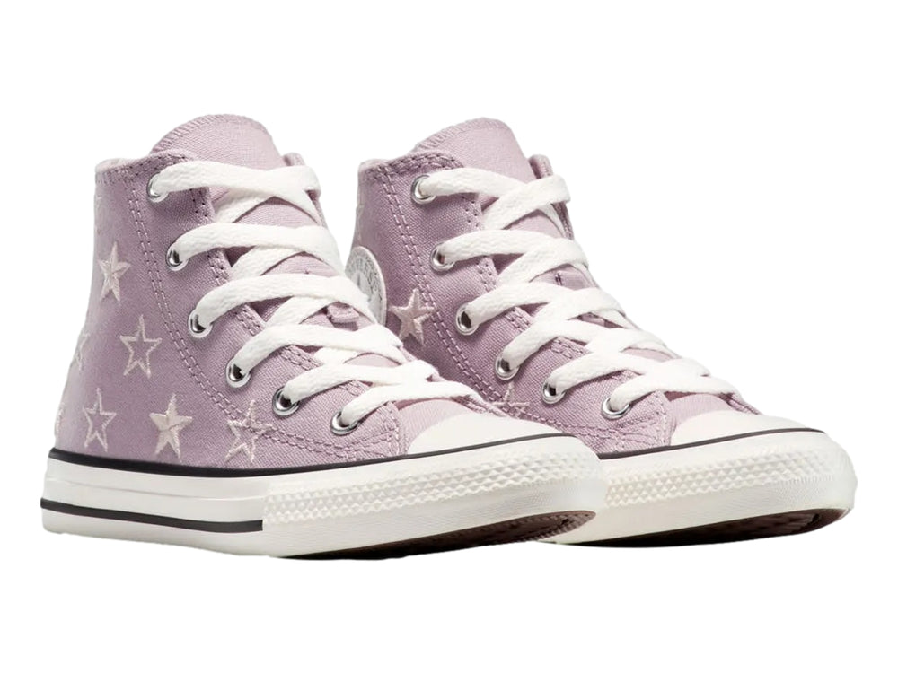 Tenis Converse Chuck Taylor All Star de bota color lila con estampado de estrellas blancas y suela blanca.