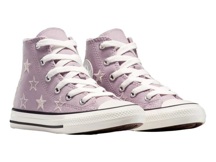 Tenis Converse Chuck Taylor All Star de bota color lila con estampado de estrellas blancas y suela blanca.