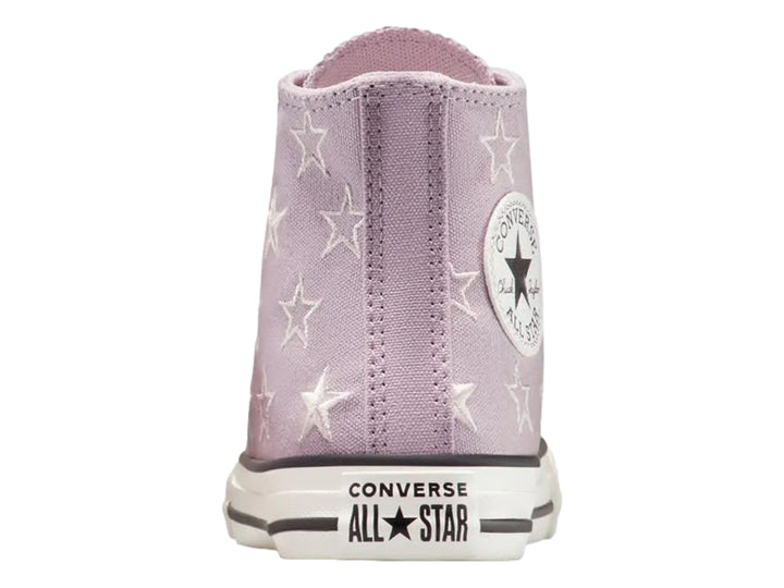 Tenis Converse Chuck Taylor All Star de bota color lila con estampado de estrellas blancas y suela blanca.