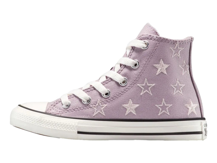 Tenis Converse Chuck Taylor All Star de bota color lila con estampado de estrellas blancas y suela blanca.