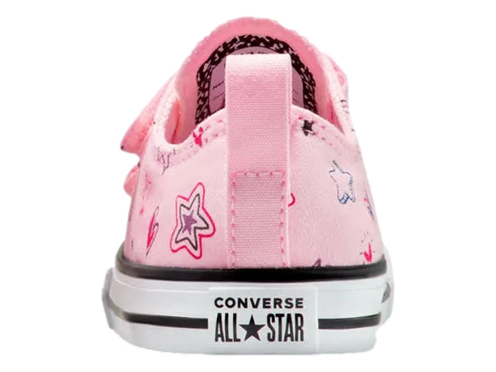 Tenis Converse rosa con estampado de estrellas y cierre de velcro.