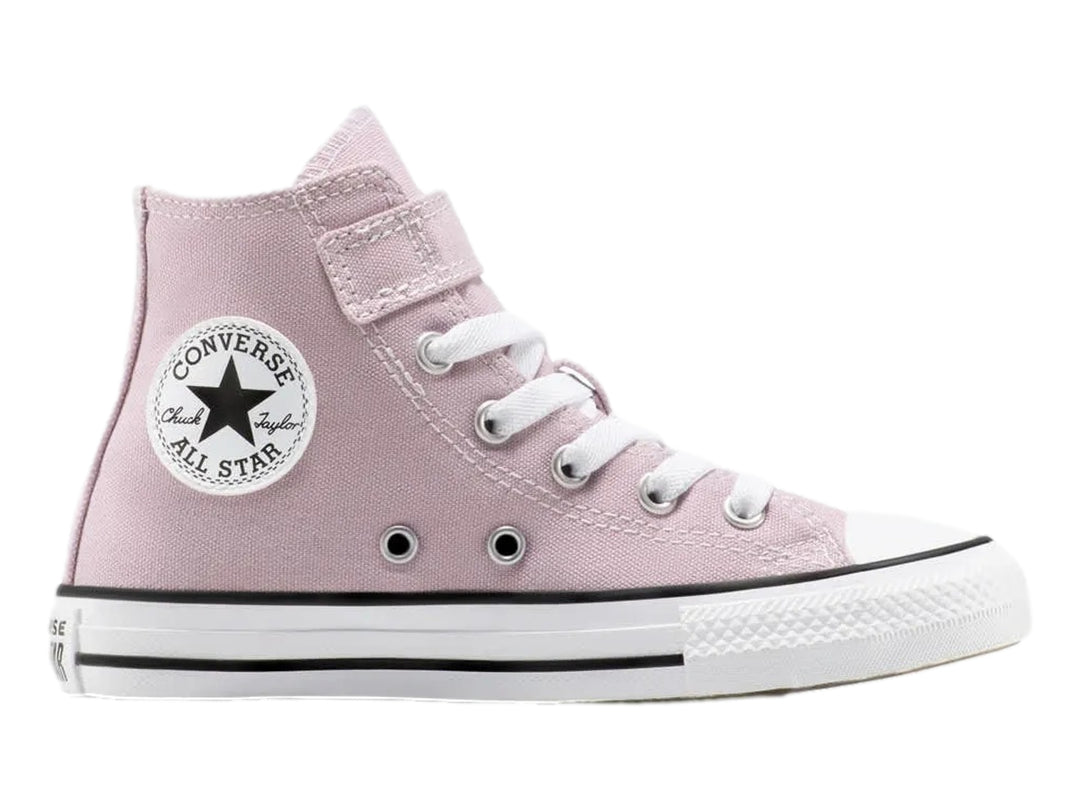 Tenis Converse Chuck Taylor All Star color lila, corte bota, con agujetas blancas y correa ajustable.