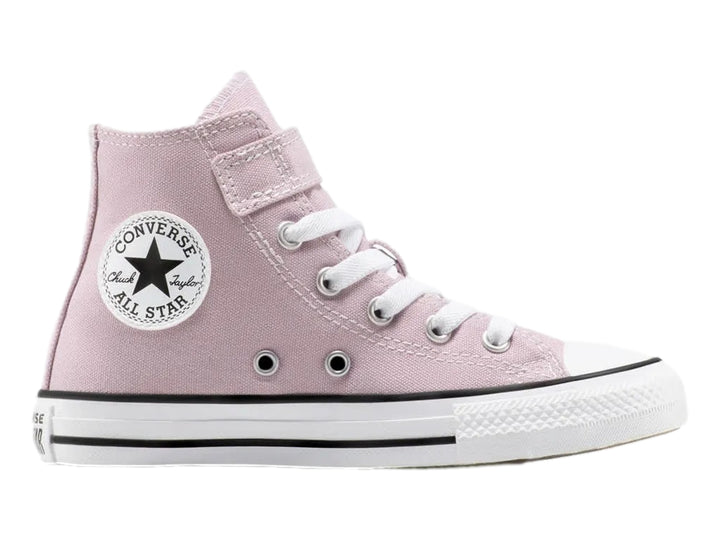 Tenis Converse Chuck Taylor All Star color lila, corte bota, con agujetas blancas y correa ajustable.