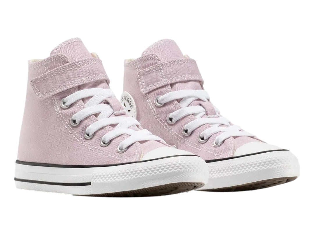 Tenis Converse Chuck Taylor All Star color lila, corte bota, con agujetas blancas y correa ajustable.