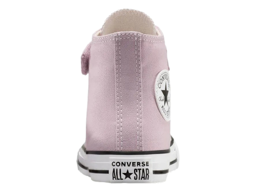 Tenis Converse Chuck Taylor All Star color lila, corte bota, con agujetas blancas y correa ajustable.