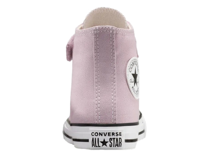 Tenis Converse Chuck Taylor All Star color lila, corte bota, con agujetas blancas y correa ajustable.