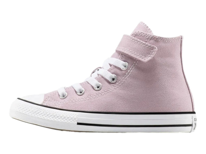Tenis Converse Chuck Taylor All Star color lila, corte bota, con agujetas blancas y correa ajustable.