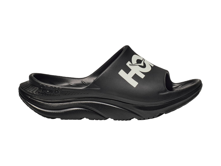 Sandalia deportiva HOKA Ora Athletic Slide en color negro con logotipo blanco en la banda superior.