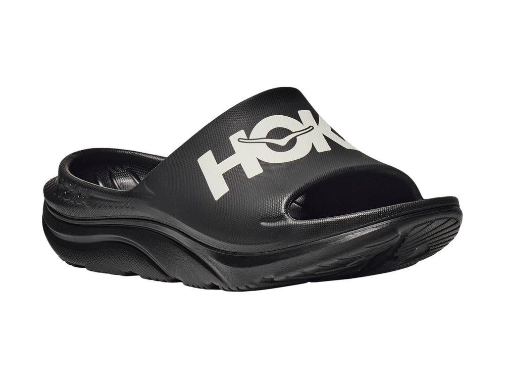 Sandalia deportiva HOKA Ora Athletic Slide en color negro con logotipo blanco en la banda superior.