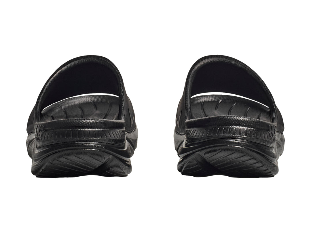 Sandalia deportiva HOKA Ora Athletic Slide en color negro con logotipo blanco en la banda superior.
