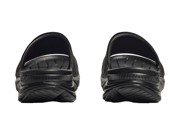 Sandalia deportiva HOKA Ora Athletic Slide en color negro con logotipo blanco en la banda superior.