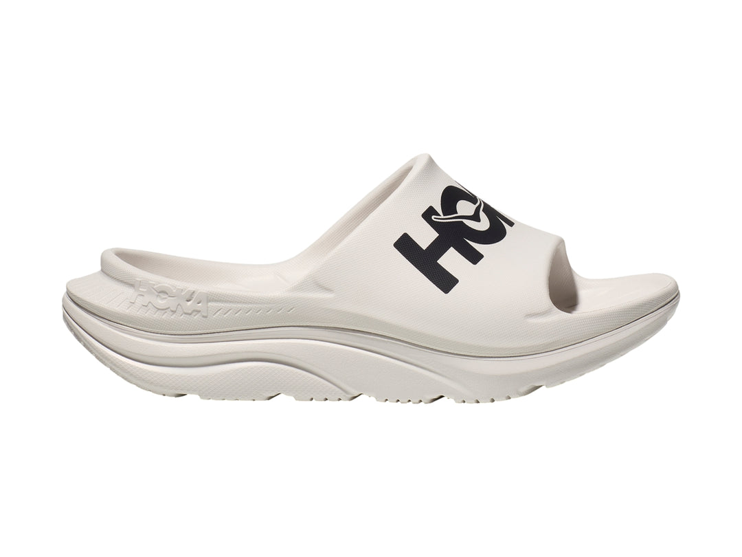 Sandalia deportiva HOKA Ora Athletic Slide en color blanco con logotipo negro en la banda superior.