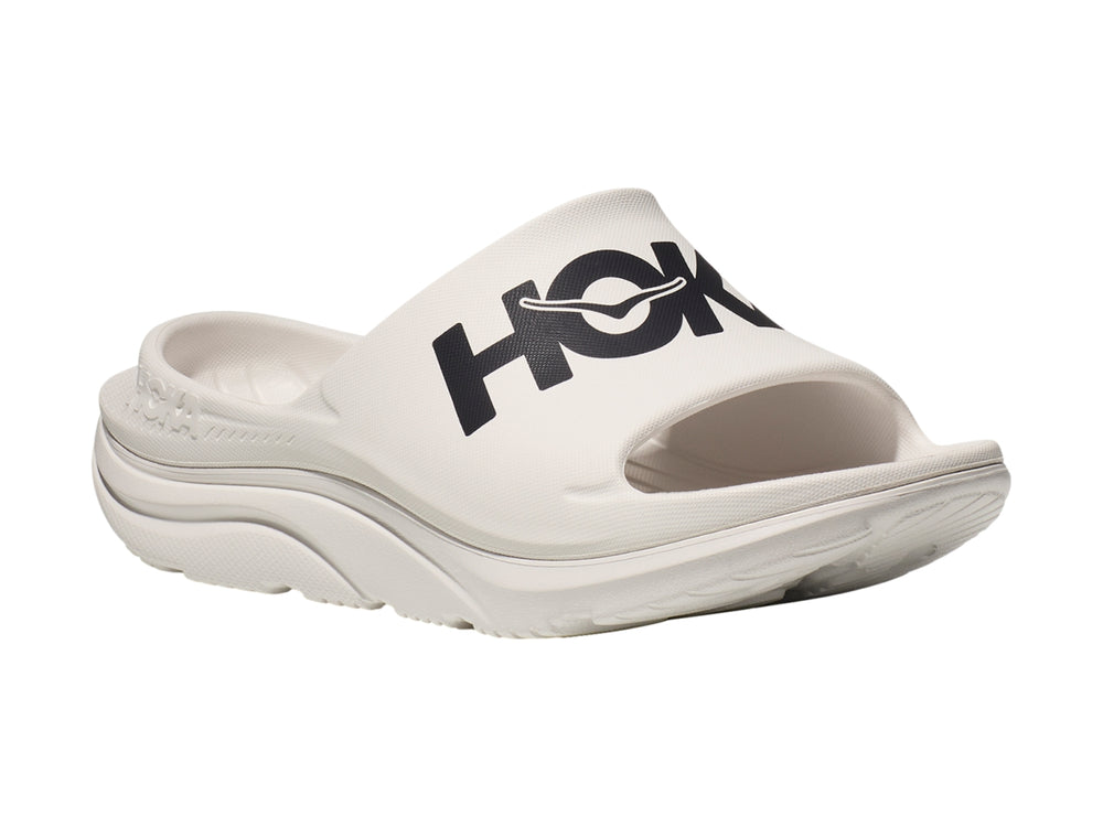Sandalia deportiva HOKA Ora Athletic Slide en color blanco con logotipo negro en la banda superior.