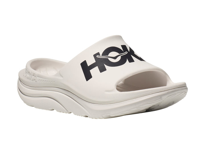 Sandalia deportiva HOKA Ora Athletic Slide en color blanco con logotipo negro en la banda superior.