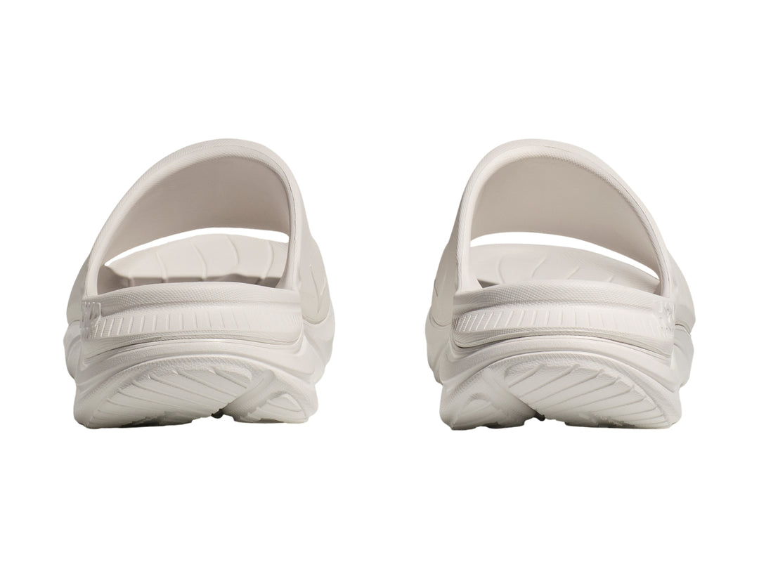 Sandalia deportiva HOKA Ora Athletic Slide en color blanco con logotipo negro en la banda superior.