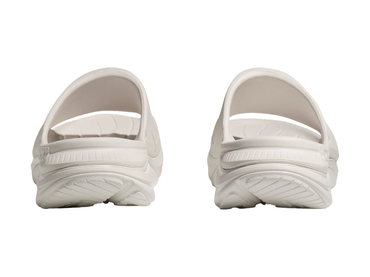 Sandalia deportiva HOKA Ora Athletic Slide en color blanco con logotipo negro en la banda superior.