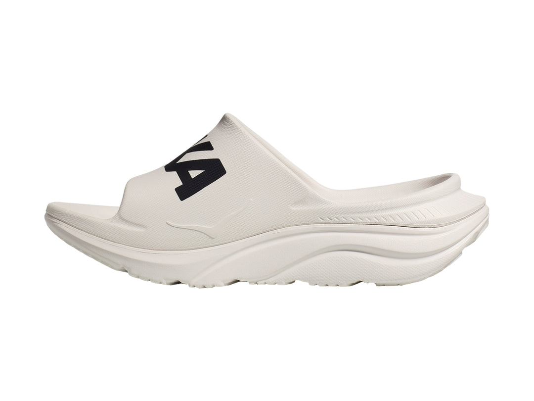 Sandalia deportiva HOKA Ora Athletic Slide en color blanco con logotipo negro en la banda superior.