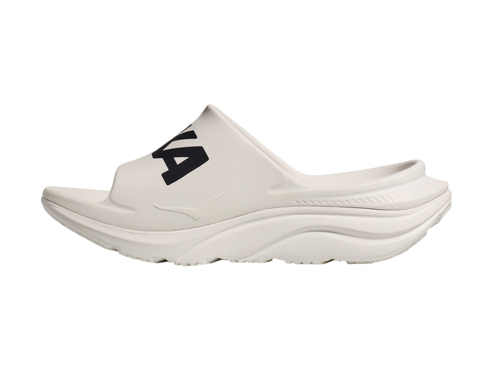 Sandalia deportiva HOKA Ora Athletic Slide en color blanco con logotipo negro en la banda superior.