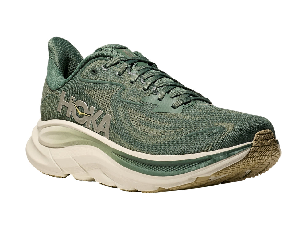 Tenis deportivos HOKA Clifton 10 color verde fern con suela gruesa color crema.