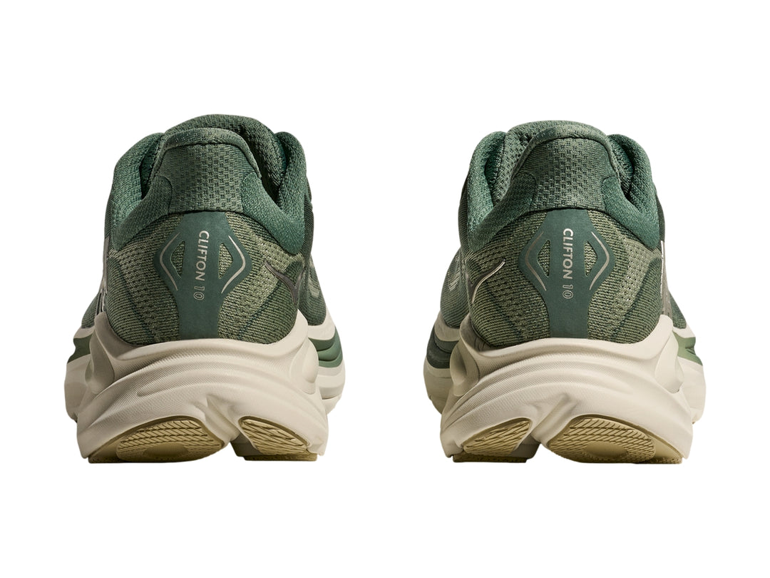 Tenis deportivos HOKA Clifton 10 color verde fern con suela gruesa color crema.