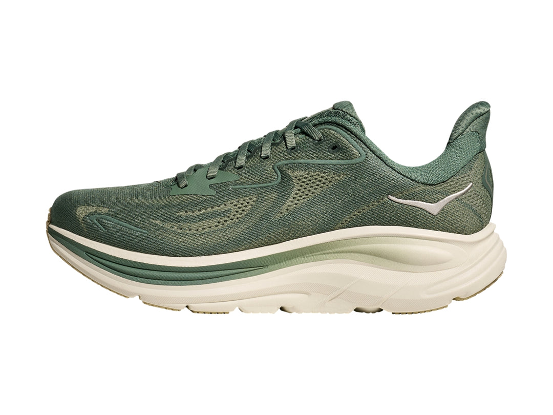 Tenis deportivos HOKA Clifton 10 color verde fern con suela gruesa color crema.