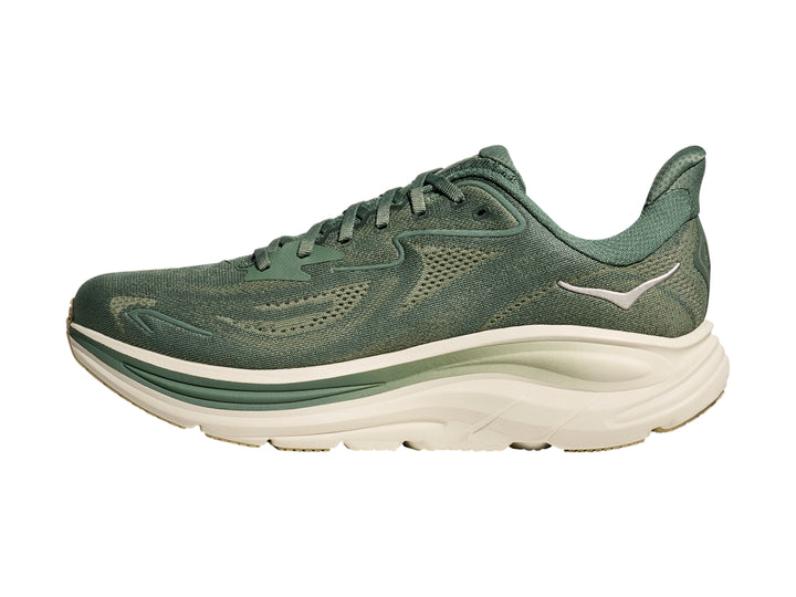 Tenis deportivos HOKA Clifton 10 color verde fern con suela gruesa color crema.
