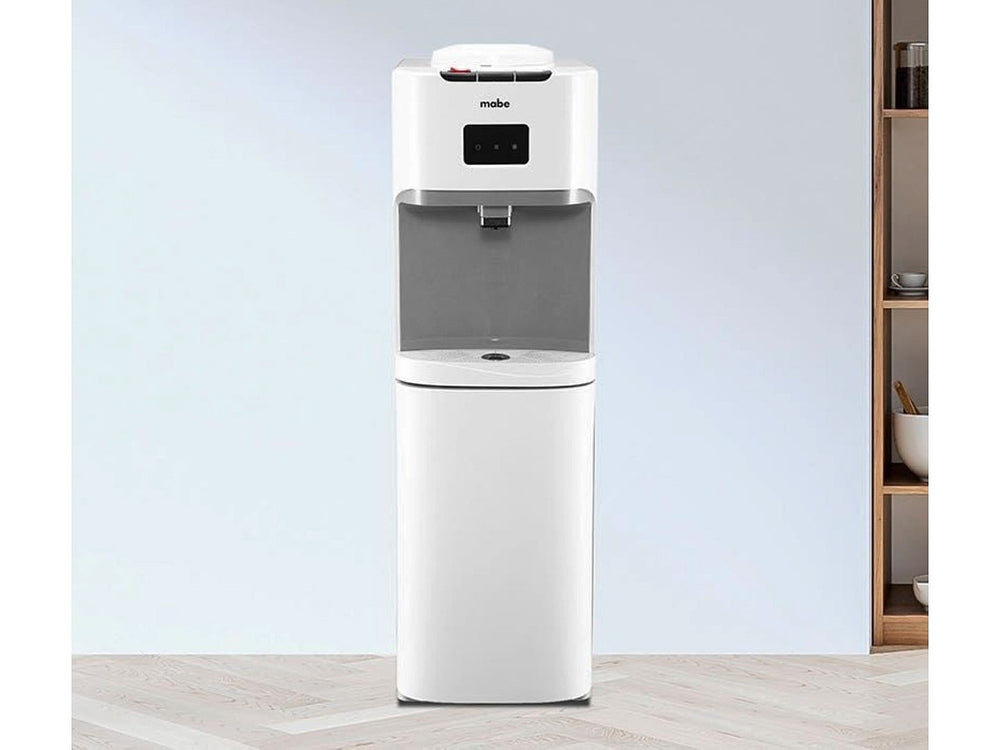 Enfriador de agua Mabe de color blanco con panel de control digital y diseño vertical moderno.