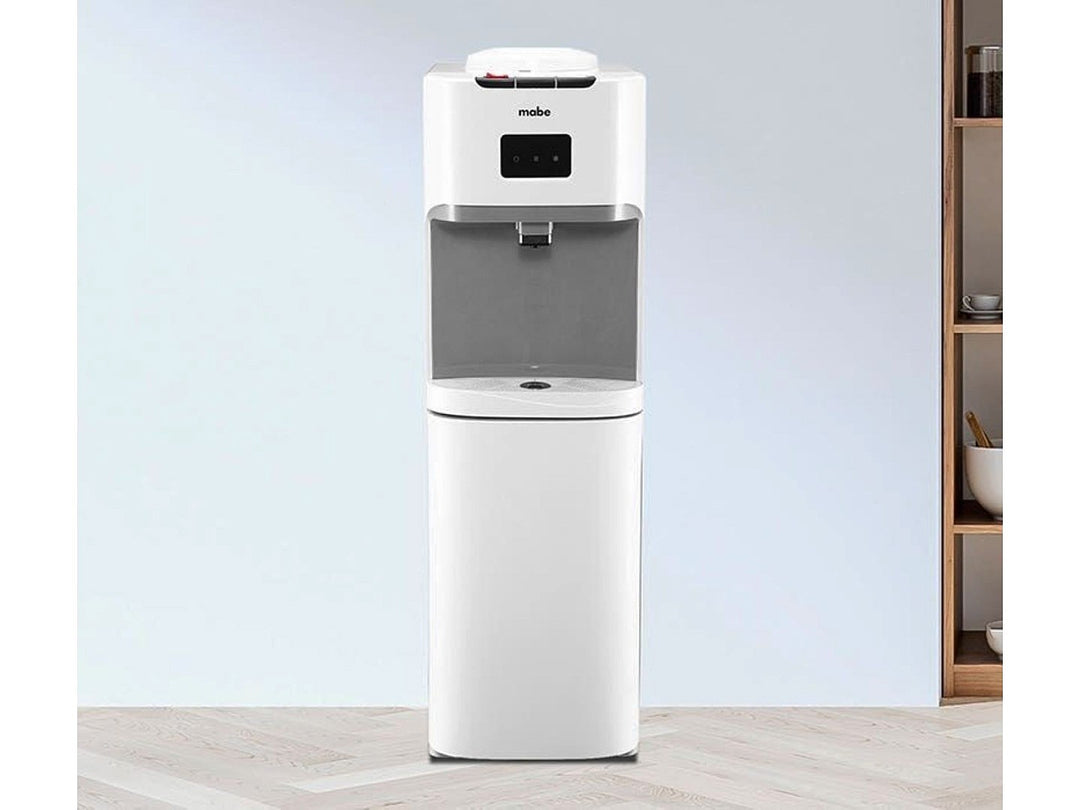 Enfriador de agua Mabe de color blanco con panel de control digital y diseño vertical moderno.