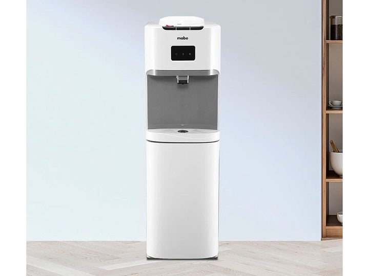 Enfriador de agua Mabe de color blanco con panel de control digital y diseño vertical moderno.