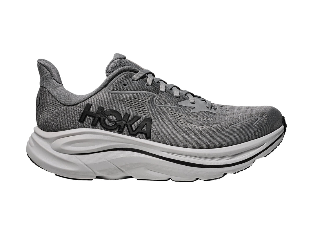 Tenis HOKA Clifton 10 en color gris galáctico con suela blanca gruesa para running.