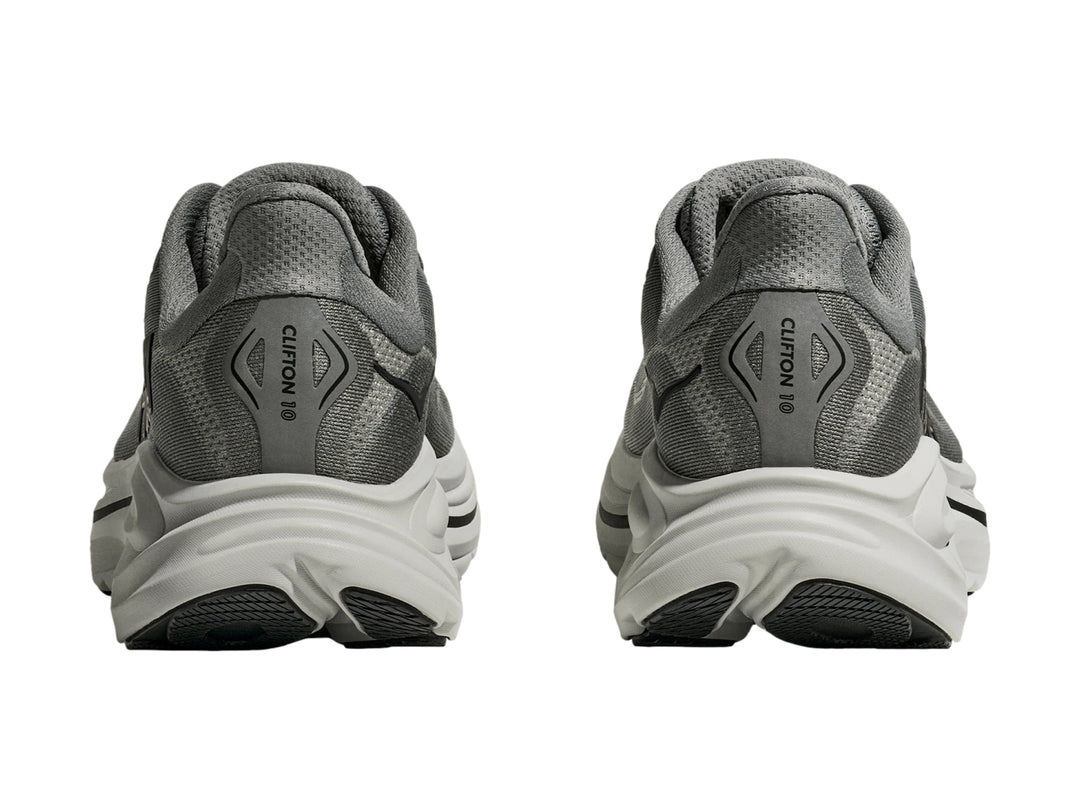 Tenis HOKA Clifton 10 en color gris galáctico con suela blanca gruesa para running.