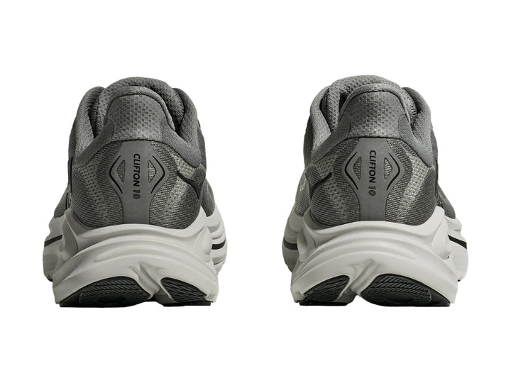Tenis HOKA Clifton 10 en color gris galáctico con suela blanca gruesa para running.
